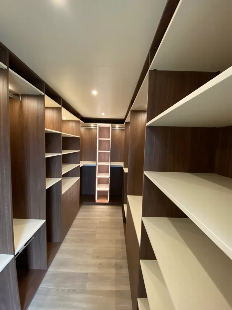 Dressing dans un couloir