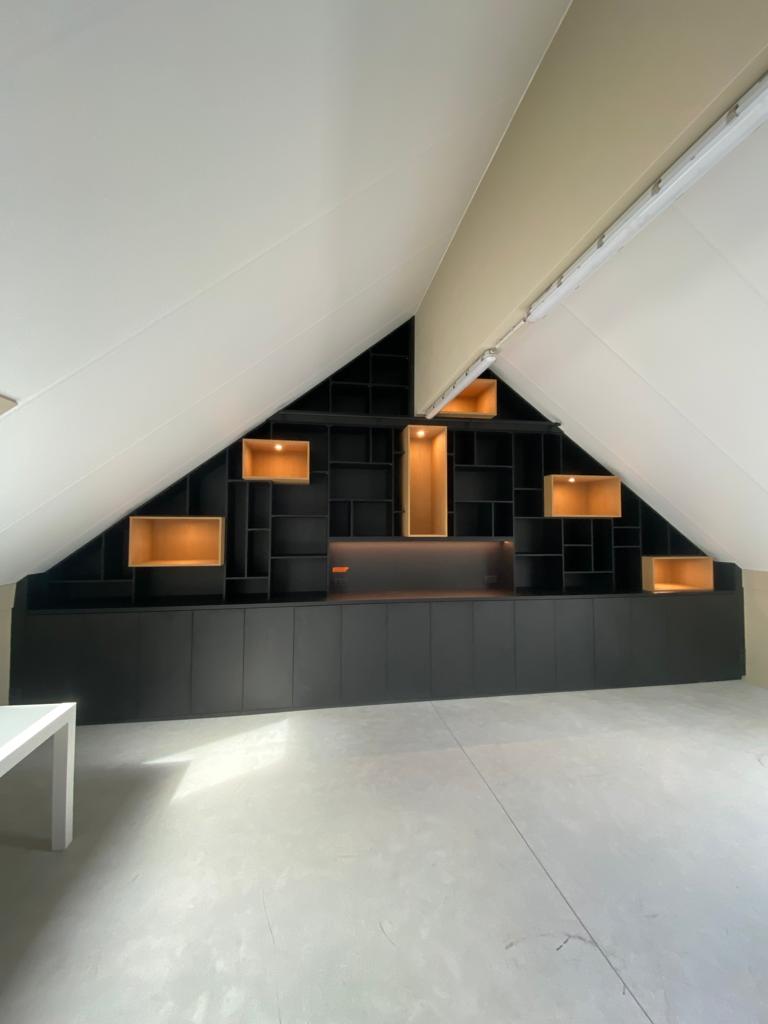 Bibliothèque en sous pente