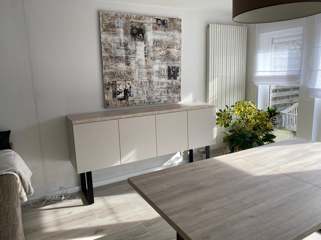Mobilier blanc dans un salon