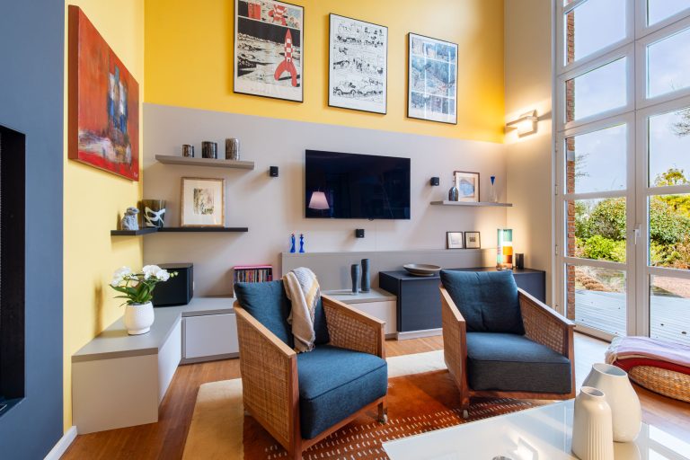 Salon avec petit espace transformé sur mesure