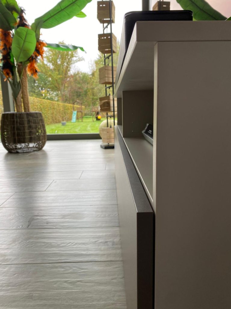 Finitions d'un meuble TV sur mesure