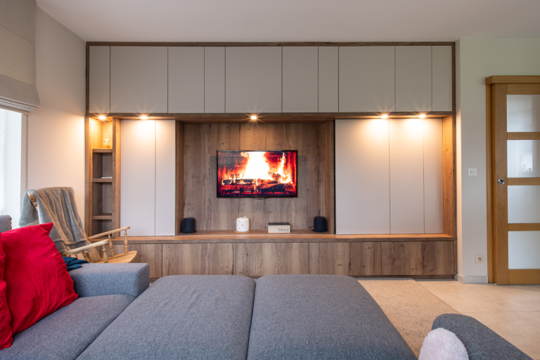 Meuble TV sur mesure blanc et bois